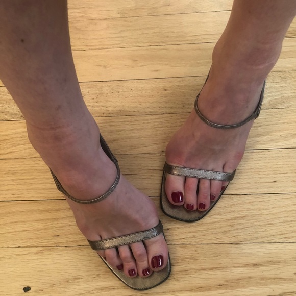 Vera Wang size 7 heels - Picture 2 of 5